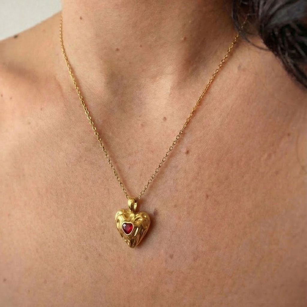 Collar Dorado con Colgante de Corazón
