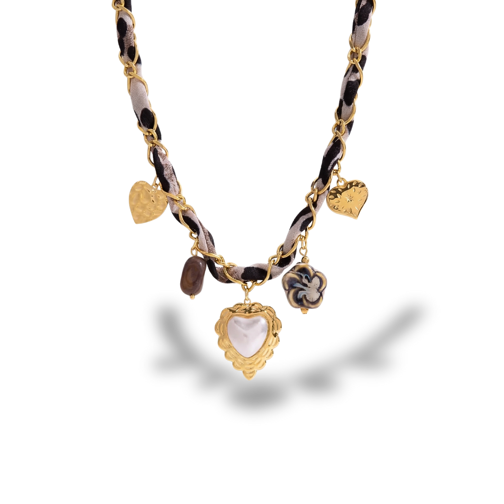 Collar Dorado con Colgantes y Corazón
