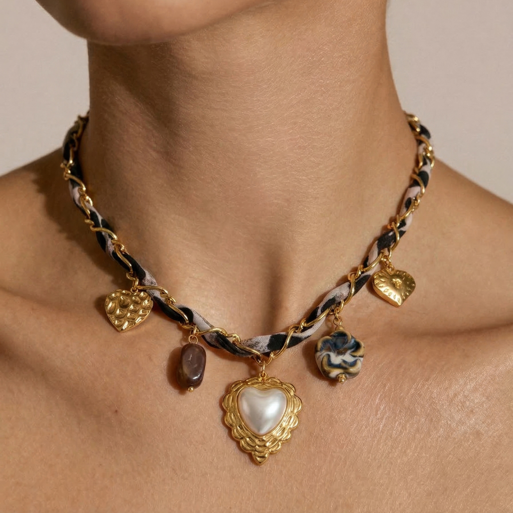 Collar Dorado con Colgantes y Corazón
