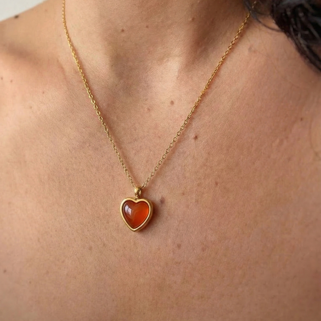 Collar Dorado con Corazón Rojo
