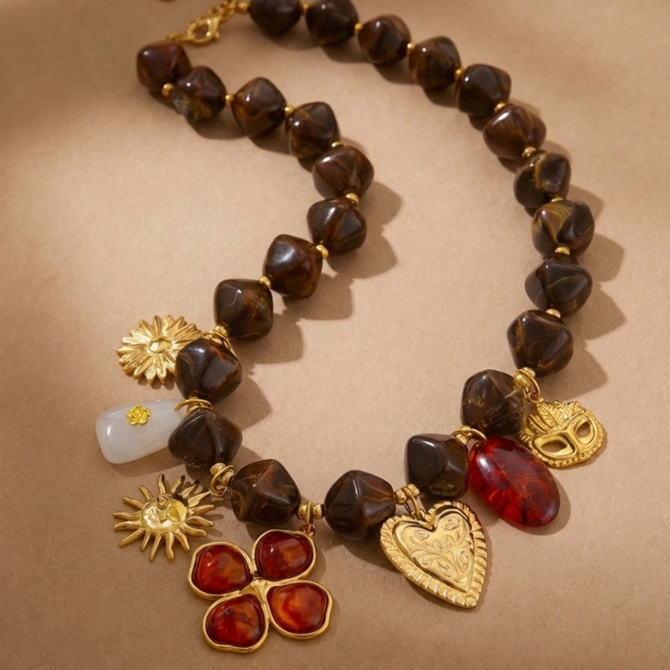 Collar de Perlas Oscuras con Charms