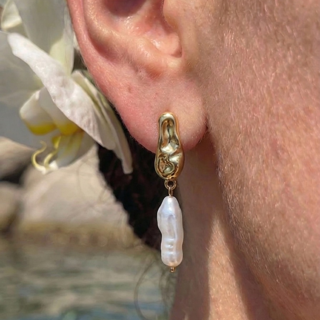 Pendientes Colgantes Dorados con Perla Alargada