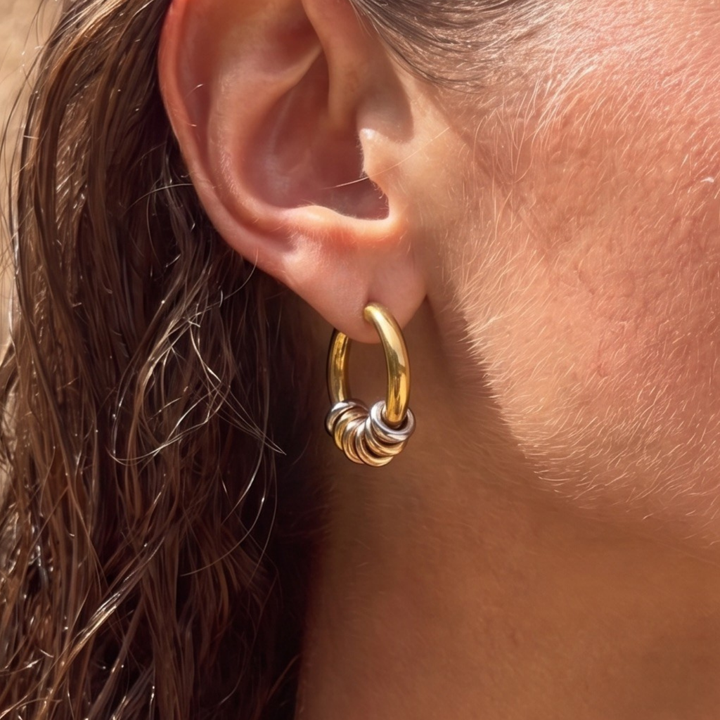 Pendientes de aro dorados con anillas multicolor