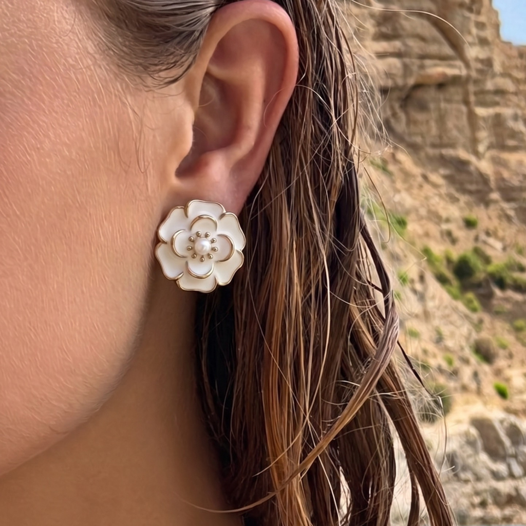 Pendientes de botón flor con perla blanca y acabado dorado