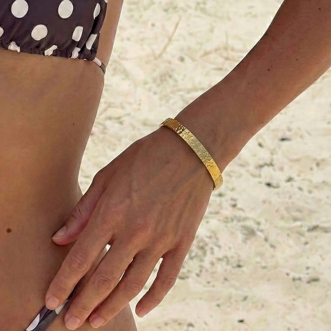 Pulsera Brazalete Dorada Texturizada