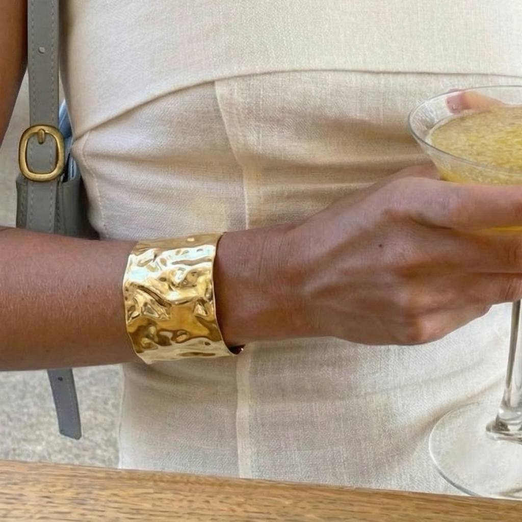 Pulsera Cuff Dorada Texturizada