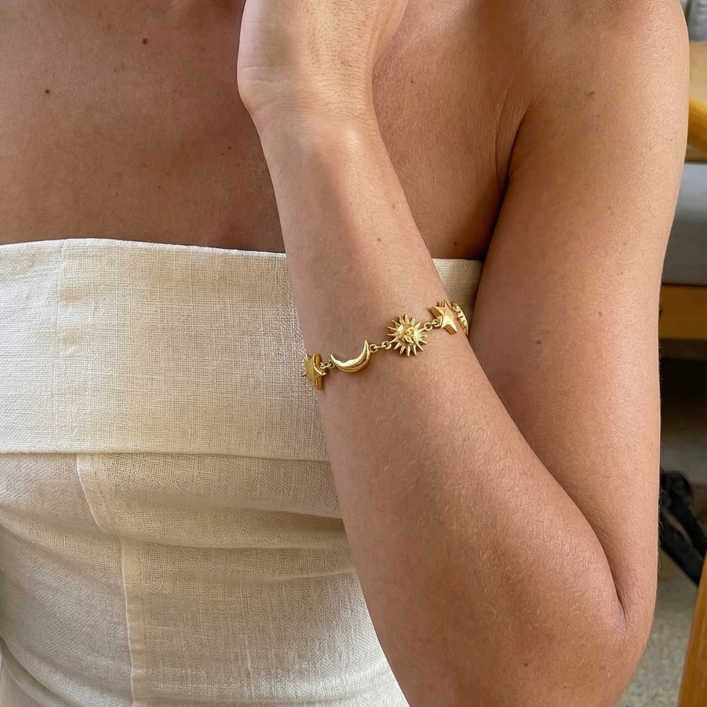 Pulsera Dorada con Sol, Luna y Estrellas