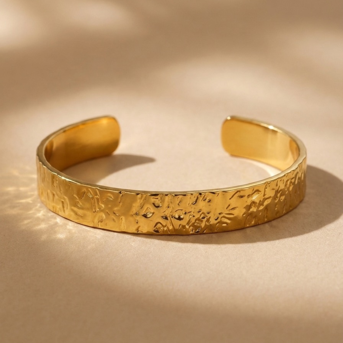 Pulsera dorada textura 2026