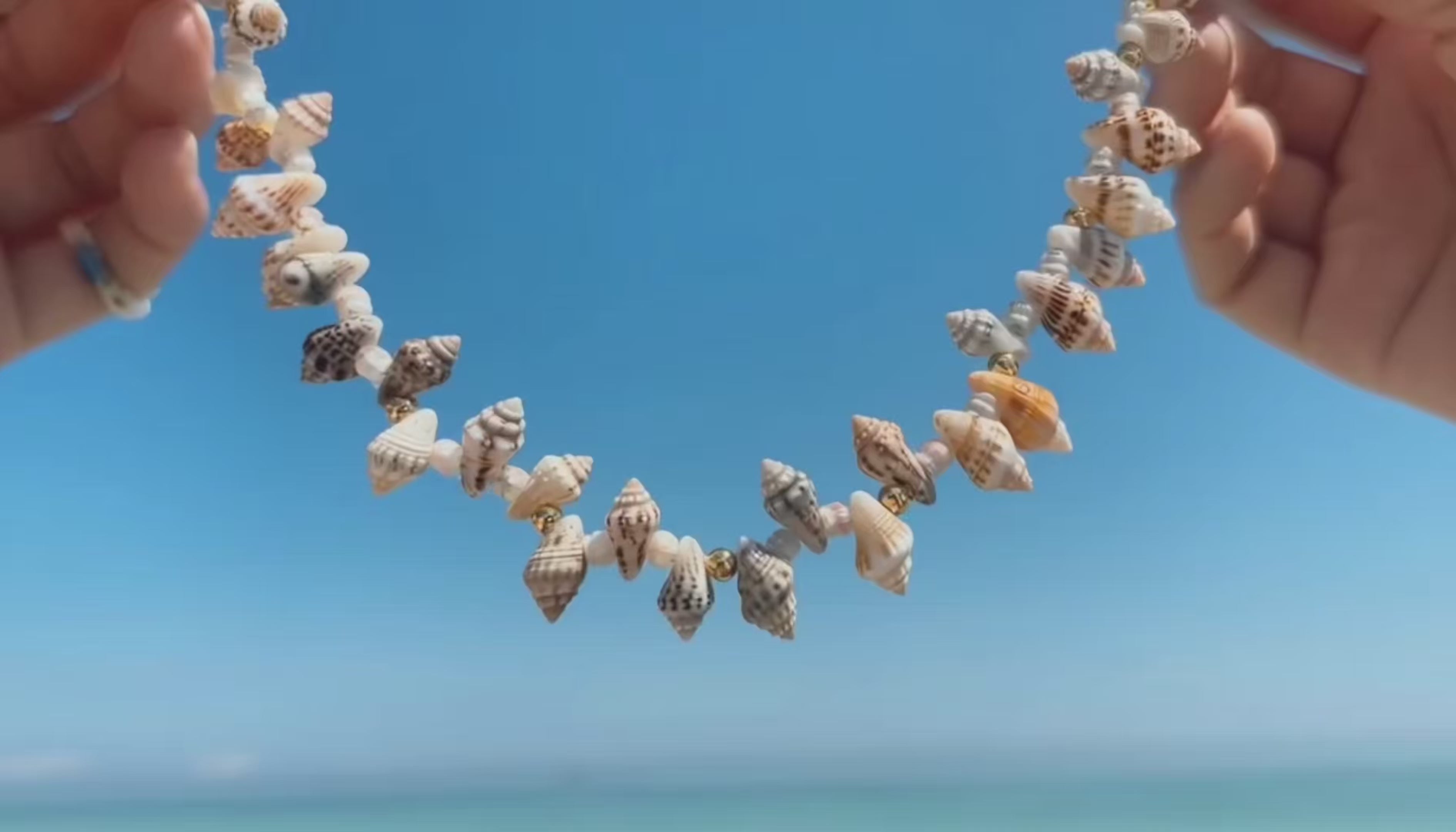 Collar de conchas: tendencia de moda para 2025